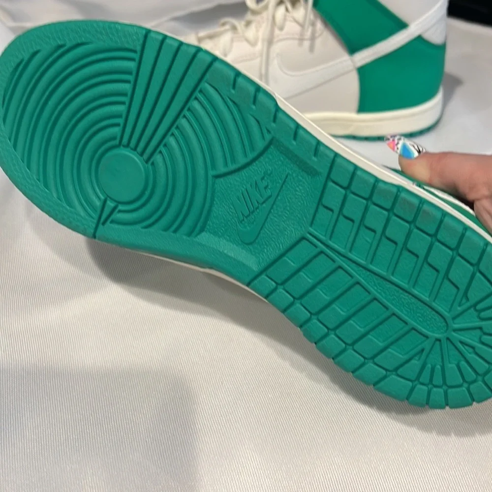 Nike Dunk Shoes - Picture 2 of 7